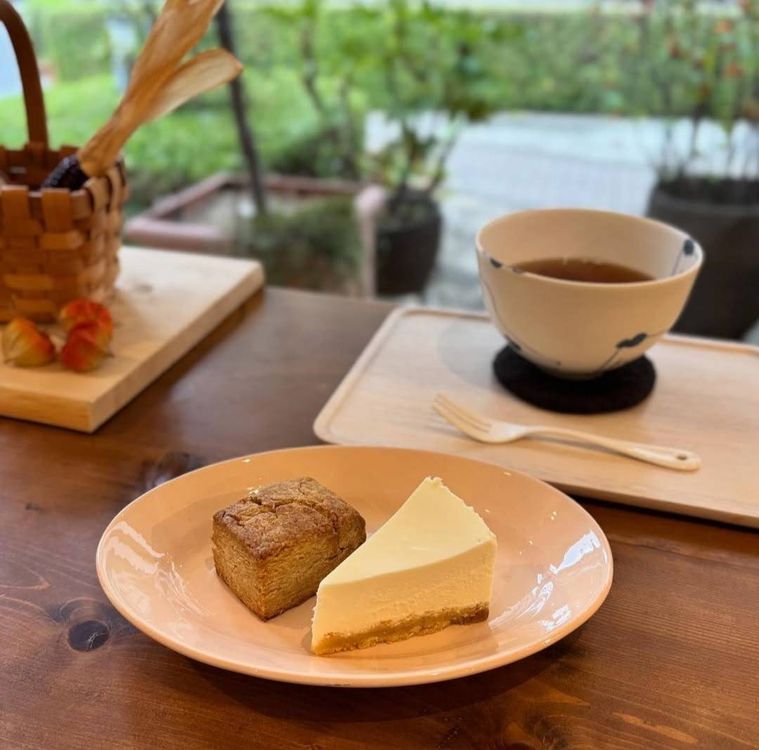 お皿に盛りつけられたおやつプレートとドリンク