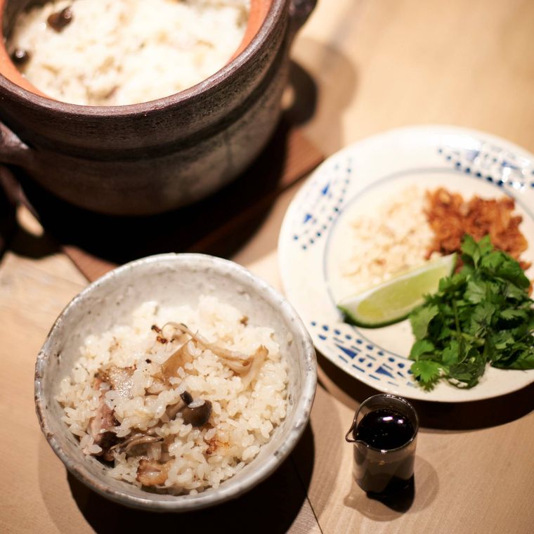 土鍋に入ったご飯とお茶碗に入った混ぜご飯が置いてある