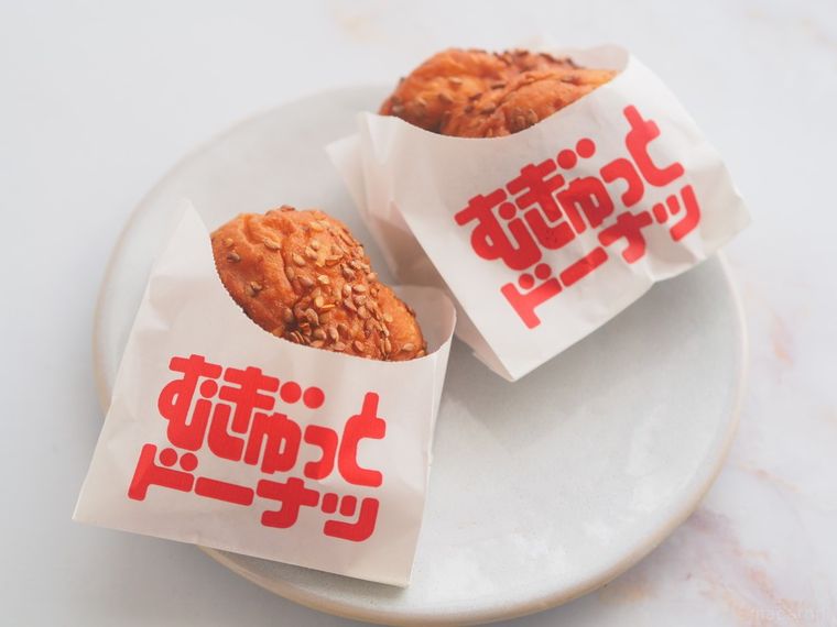 パンとドーナツのハーフ!? ミスド新作「むぎゅっとドーナツ」のローストアマニはむぎゅプチ食感が新しいの画像