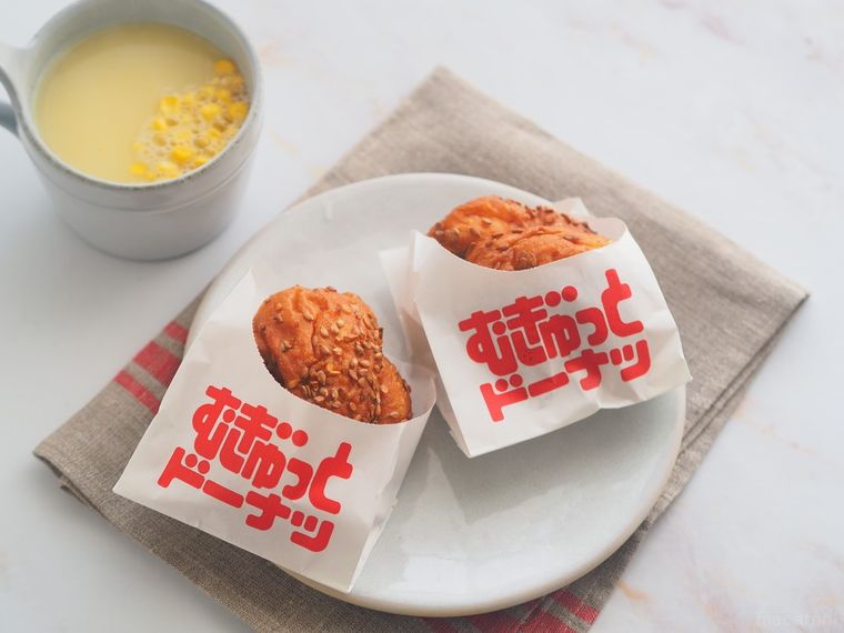 パンとドーナツのハーフ!? ミスド新作「むぎゅっとドーナツ」のローストアマニはむぎゅプチ食感が新しいの画像