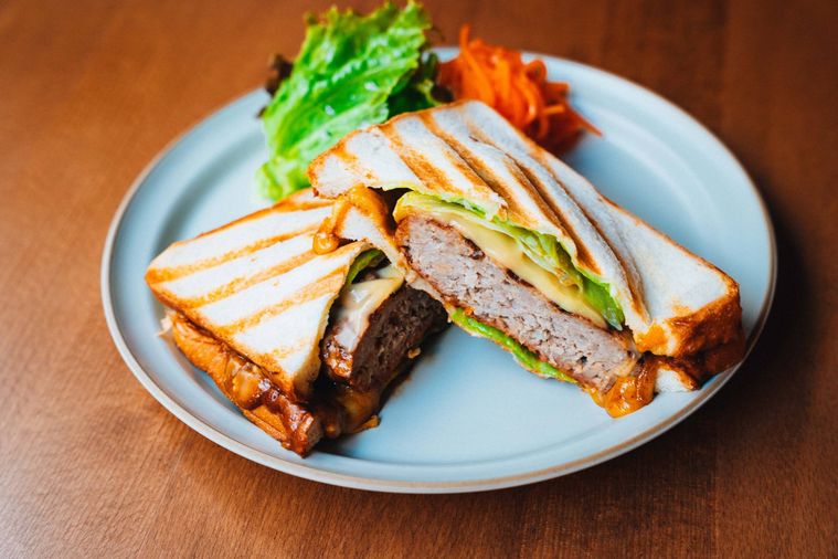 たいめいけんとホットサンド専門店がコラボ!「ハンバーグサンド」が発売中の画像