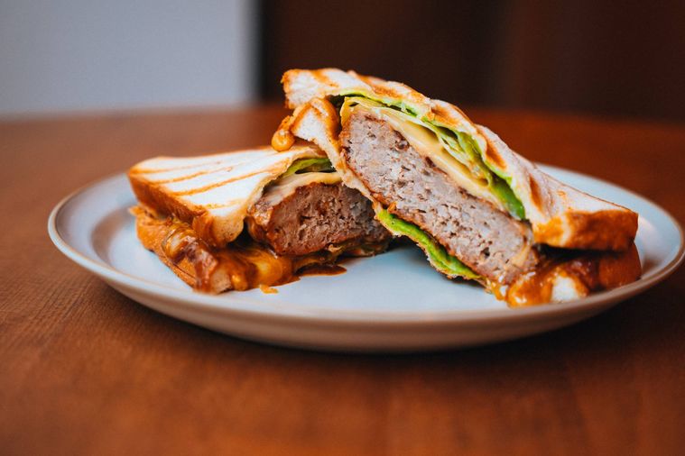 たいめいけんとホットサンド専門店がコラボ!「ハンバーグサンド」が発売中の画像