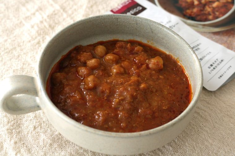 有機キヌアとガルバンゾビーンズのスパイシーカレーとパッケージ