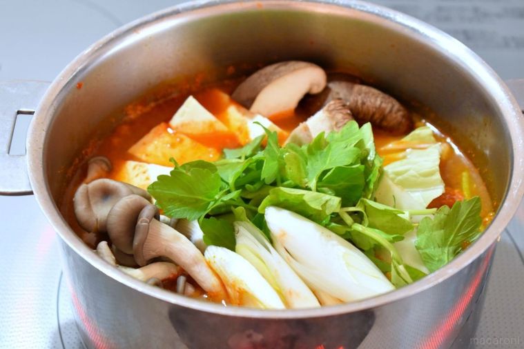 カルディで見つけた優秀鍋つゆ!「豚肉でキムチ鍋」で作る濃厚コク旨キムチチゲの画像