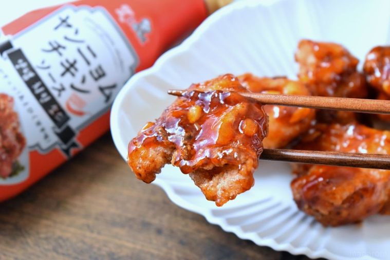 いつものから揚げが韓国グルメに変身!カルディ「ヤンニョムチキンソース」で速攻うま辛おかずの画像
