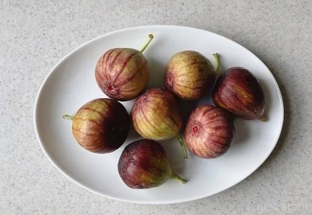 皿に盛られたいちじく