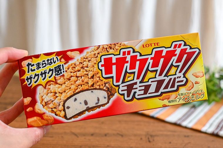 ファミマだけで買える!「ザクザクチョコバー」は想像以上にクランチの量がすごかった【365日アイス女子】の画像