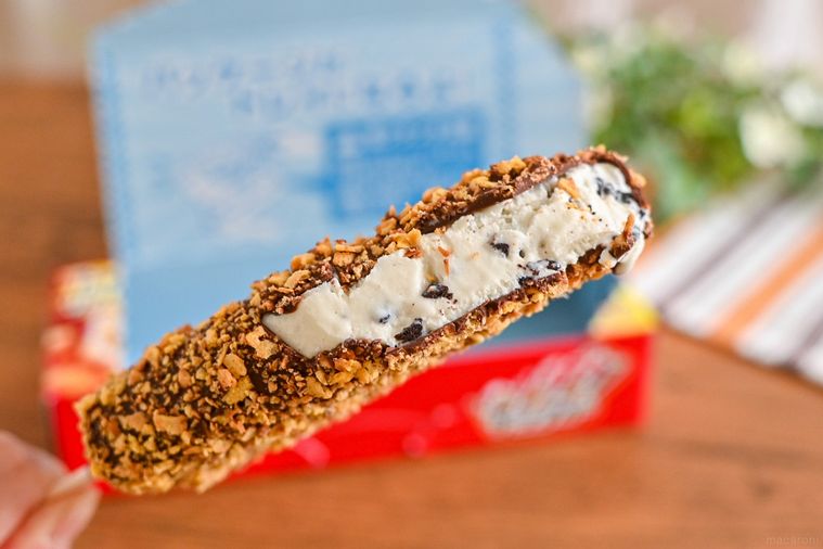 ファミマだけで買える!「ザクザクチョコバー」は想像以上にクランチの量がすごかった【365日アイス女子】の画像