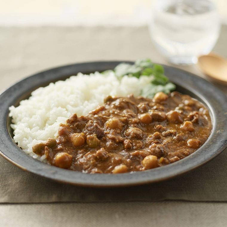 お皿に入った猪肉と3種の豆のカレー