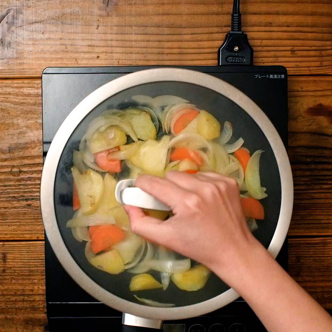 にんじんとじゃがいもと玉ねぎの甘辛炒め Macaroni