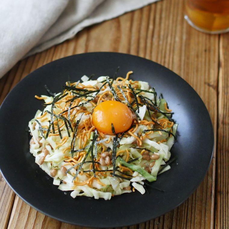 器におつまみ納豆サラダがのっている