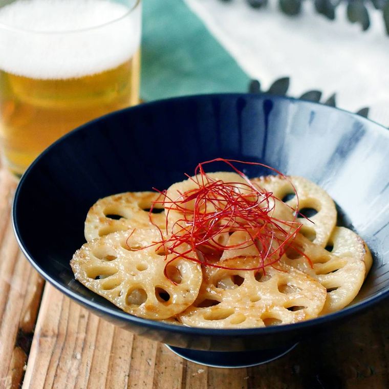 器にれんこんのにんにくポン酢漬けが入っている