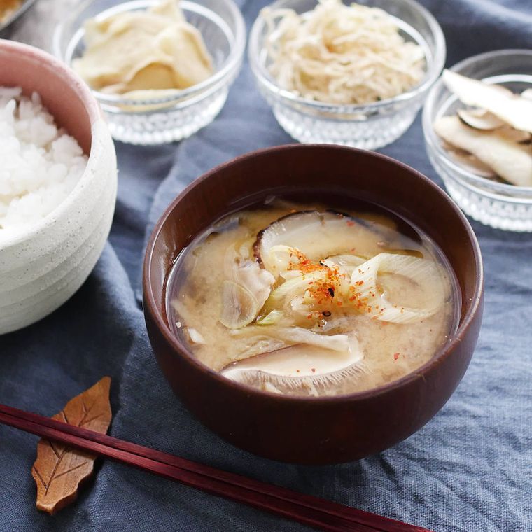 お椀に干し野菜のみそ汁が入っている