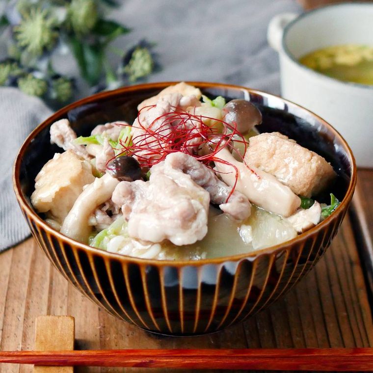 黒い器に盛り付けられた白菜と厚揚げのあんかけ丼