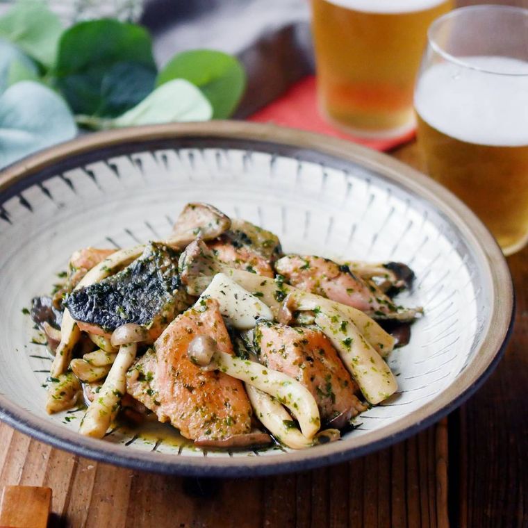 ベージュの皿に盛り付けられた鮭ときのこの海苔バターしょうゆ炒め