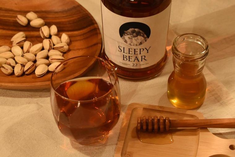 22年超長期熟成。薩摩酒造から本格芋焼酎ベースのリキュール「SLEEPY BEAR」が数量限定で発売中の画像