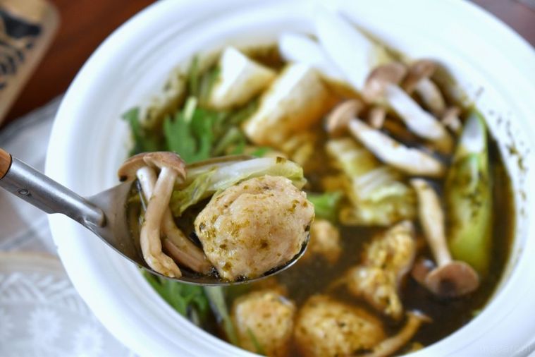 真っ黒すぎて衝撃!カルディ「海苔鍋つゆ」は思わずトリコになる魅惑の味だった…の画像