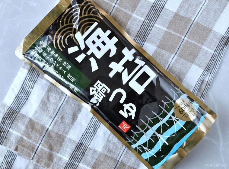 テーブルに置かれた海苔鍋つゆのパッケージ