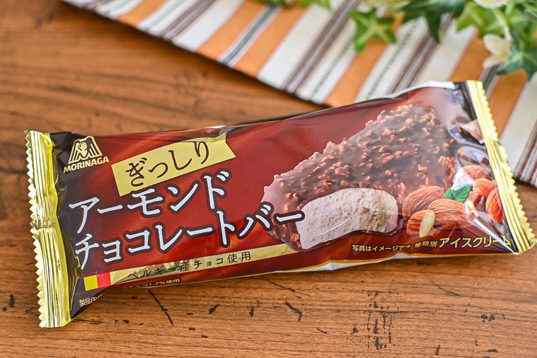 ファミリーマートのアーモンドチョコレートバーのパッケージ