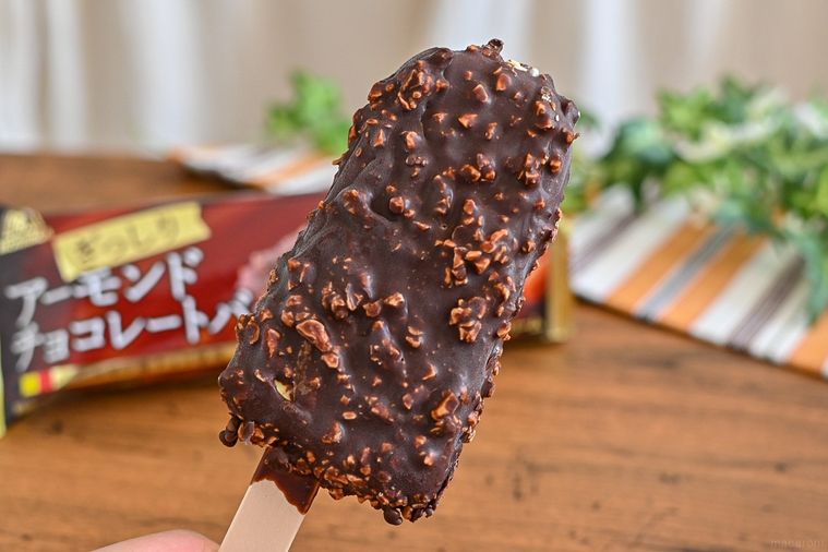 ファミマ「アーモンドチョコレートバー」がリニューアルして復活!カリッザク食感であっという間に完食【365日アイス女子】の画像