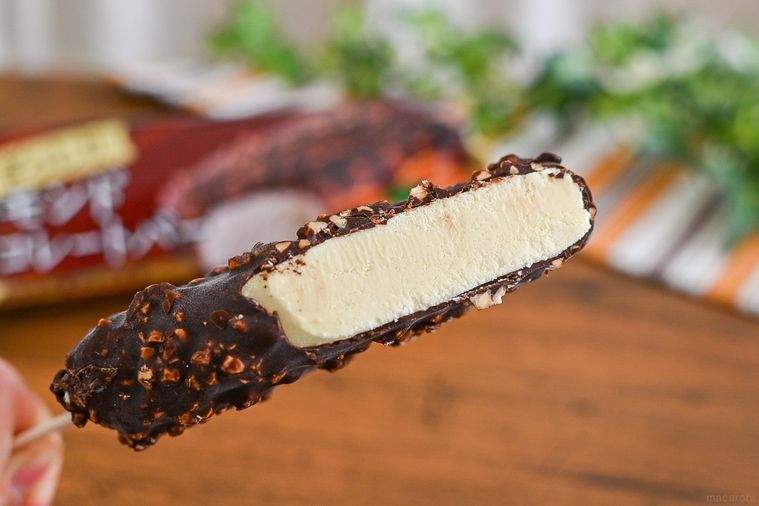ファミマ「アーモンドチョコレートバー」がリニューアルして復活!カリッザク食感であっという間に完食【365日アイス女子】の画像
