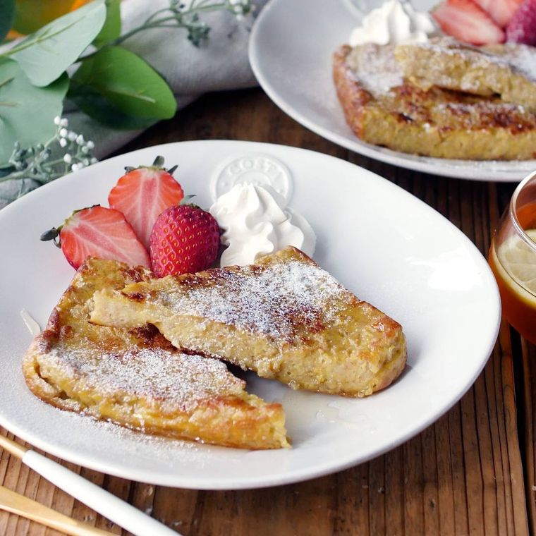 皿にオートミールフレンチトーストがのっている