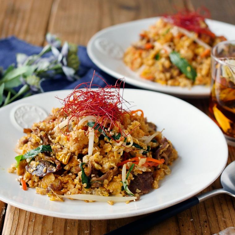 白い丸皿に盛り付けたオートミールビビンバチャーハン