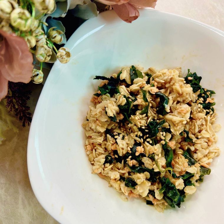 白い皿に盛り付けたオートミール鮭わかめごはん