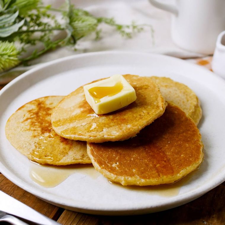 白い皿に盛りつけられたオートミールパンケーキ