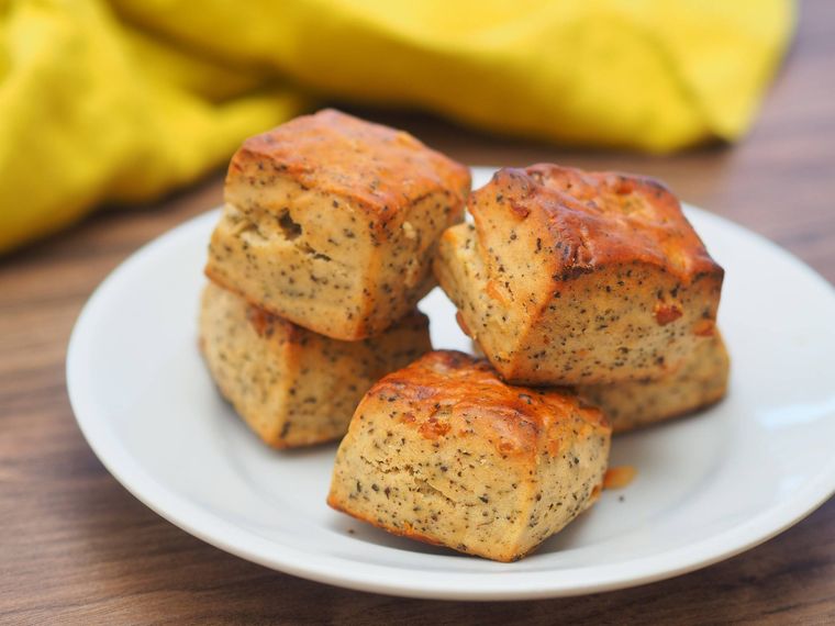 皿に盛り付けた成城石井自家製 マカダミアナッツのミルクティービスケット