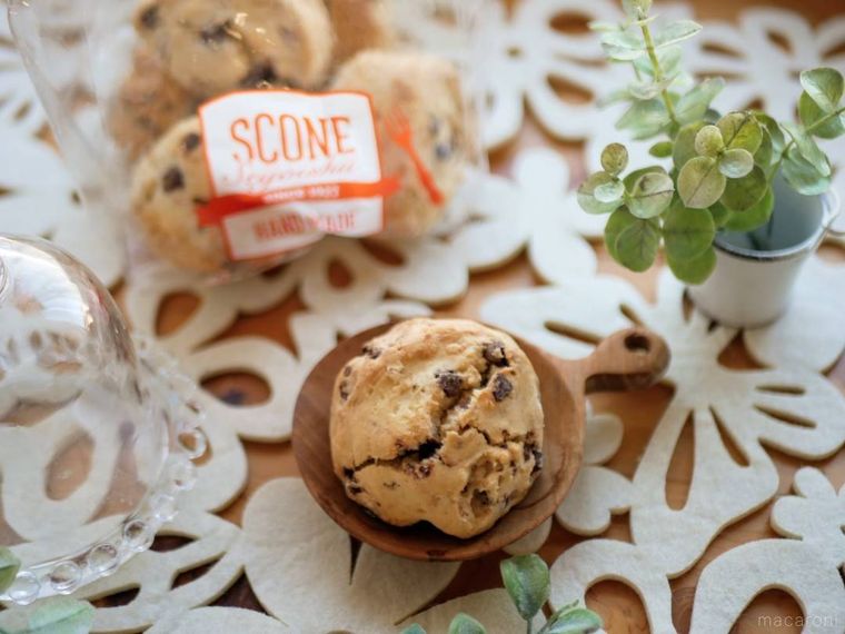 テーブルに並ぶ成城石井自家製 チョコと胡桃のスコーンとパッケージ