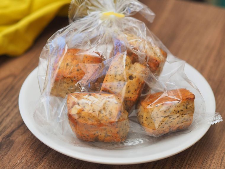 袋に入っている成城石井自家製 マカダミアナッツのミルクティービスケット