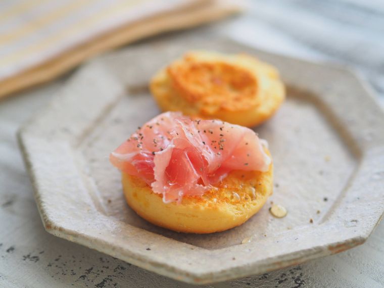 生ハムをのせてアレンジした成城石井自家製 ハニーイングリッシュスコーン