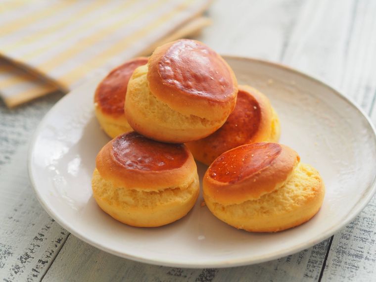 皿にのっている成城石井自家製 ハニーイングリッシュスコーン