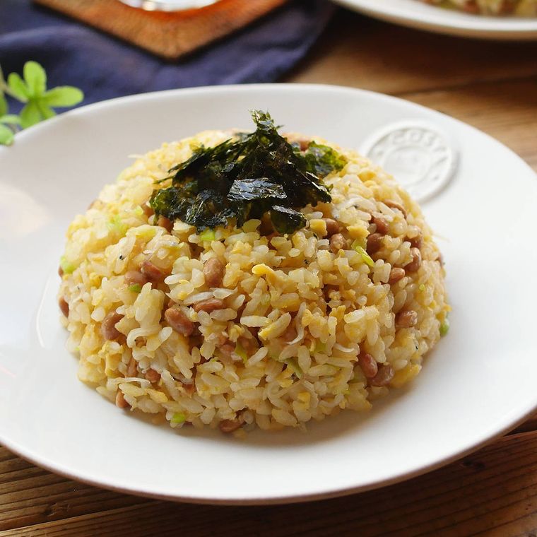 白い皿に盛り付けられた納豆と卵のチャーハン