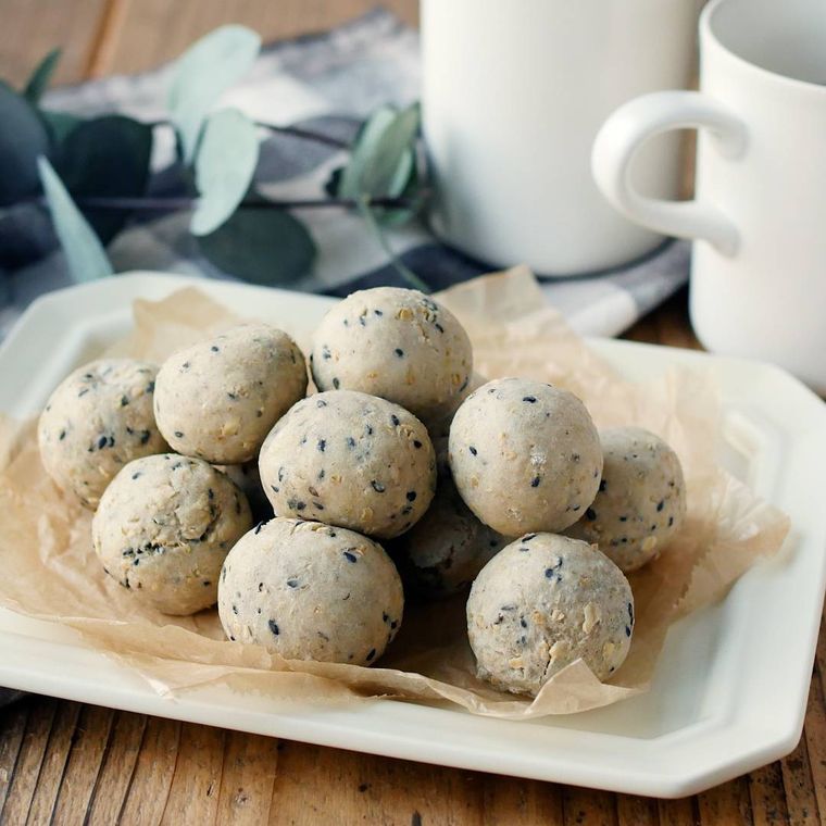 白い角皿にのった黒ごまポンデケージョ