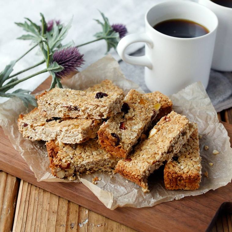 ワックスペーパーにのった手作りグラノーラバー