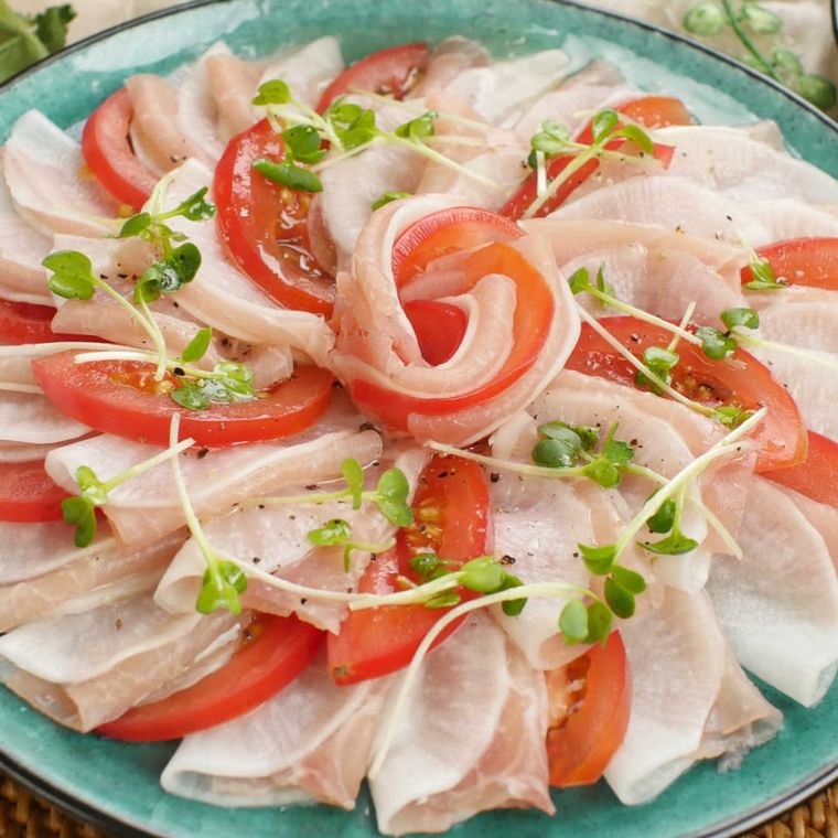 青い器に盛られた生ハムのカルパッチョ