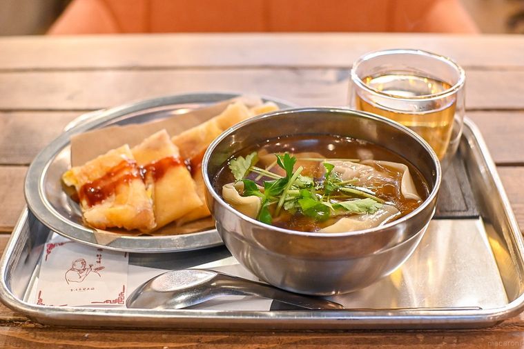 台湾早餐天国の饂飩湯（ワンタンスープ）と起司蛋餅（チーズダンピン）と本日の台湾茶