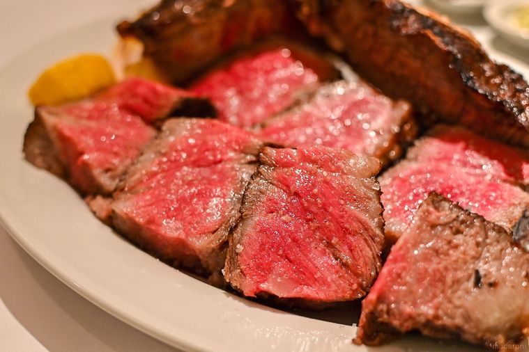 ステーキハウスブーム到来!?「銀座ブルーリリー」は熟成肉×中華のニューウェーブの画像