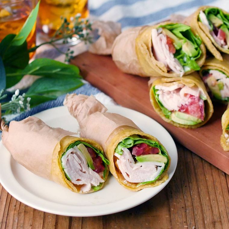 白い皿と木のボードに並べられたオートミールラップサンド