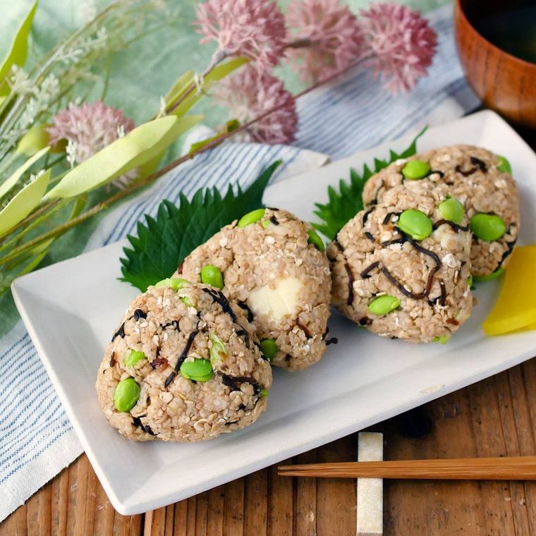 白い角皿に盛り付けられた枝豆とチーズの塩こんぶおにぎり