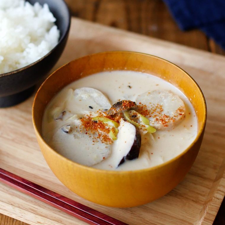 茶色い椀に盛り付けられた里芋の豆乳みそ汁