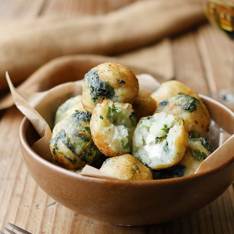 茶色い器に盛り付けられたほうれん草のポテトボール