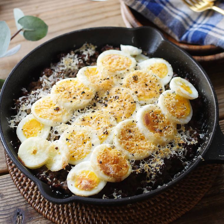 黒い耐熱容器に入った卵と牛ひき肉のオーブン焼き