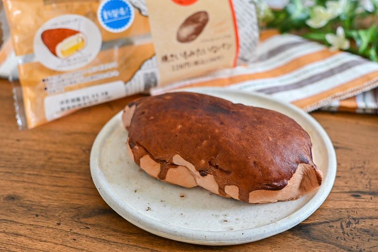 ファミマの「まるで焼きいもみたいなパン」はお芋とバターがあふれる。温めて食べると何が起きる!?の画像