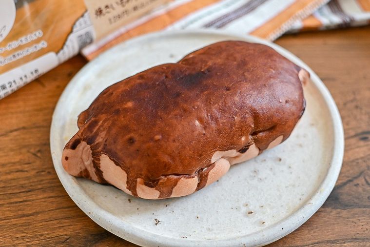 ファミマの「まるで焼きいもみたいなパン」はお芋とバターがあふれる。温めて食べると何が起きる!?の画像