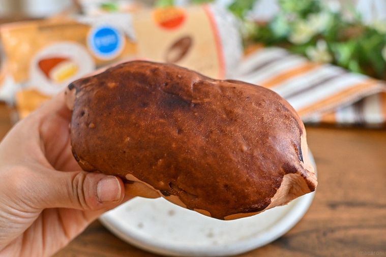 ファミマの「まるで焼きいもみたいなパン」はお芋とバターがあふれる。温めて食べると何が起きる!?の画像