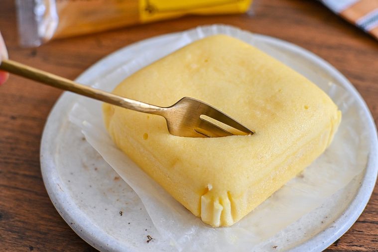 まるでバターな蒸しケーキがファミマに登場!追いバターやチーズをかけたくなる味…の画像