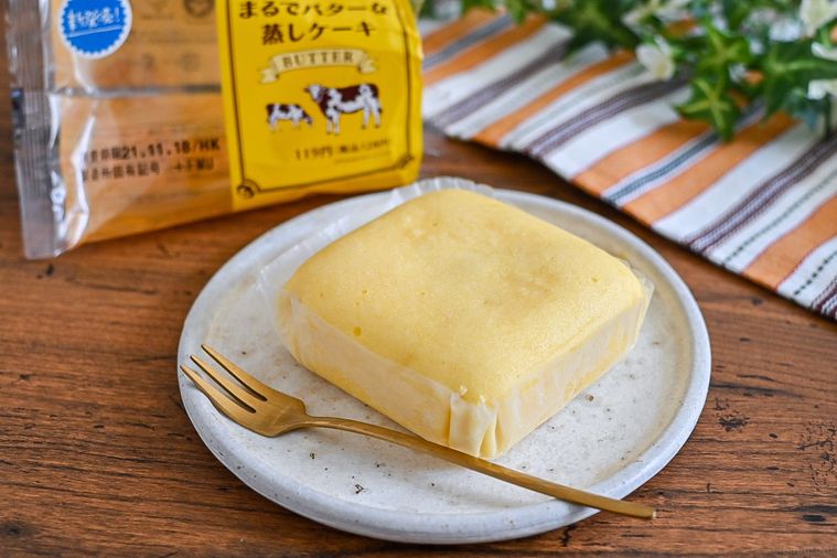 お皿にのったファミリーマートのまるでバターな蒸しケーキ